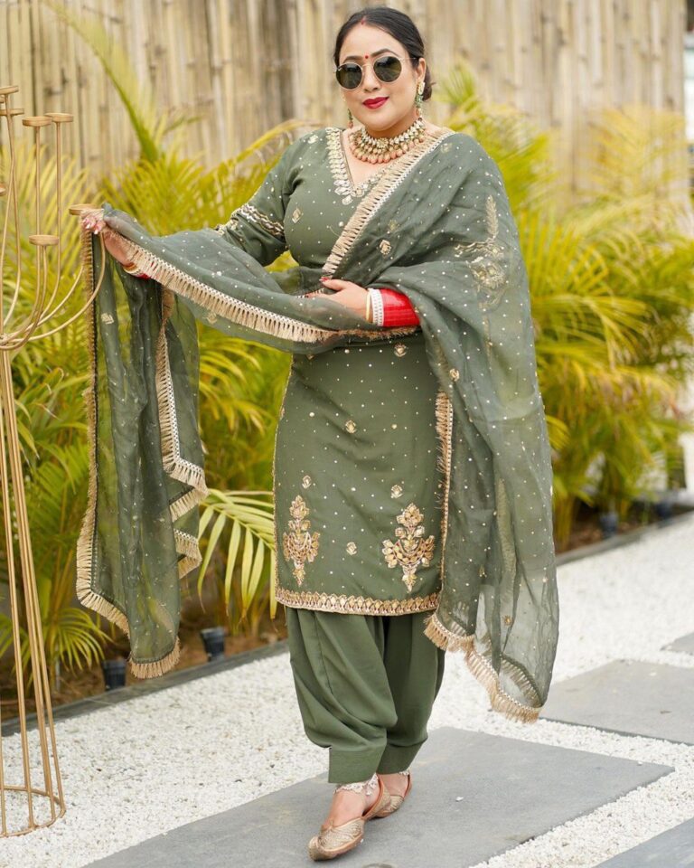 Suit Set of Crepe Fabric With Organza Dupatta with Handwork.